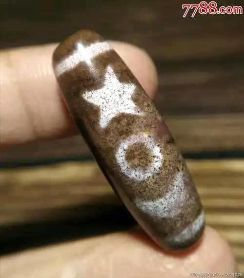 朱砂爆满象雄天珠,罕见图腾:双面日月星.直径13mm,对孔37.5mm.