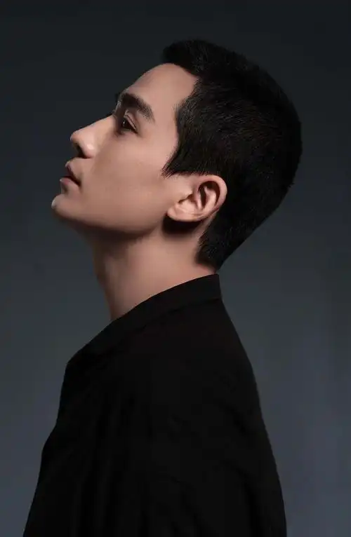 一年之内八个品牌方相继合作,朱一龙的商业价值在今年大增 朱一龙代言