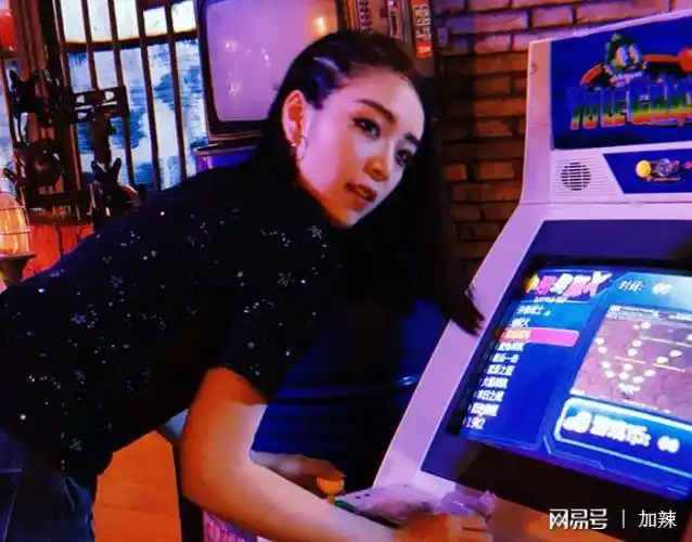 余霜cj被袭胸,碍于公众人物不敢发作,网友:管泽元看到想打人_网易订阅