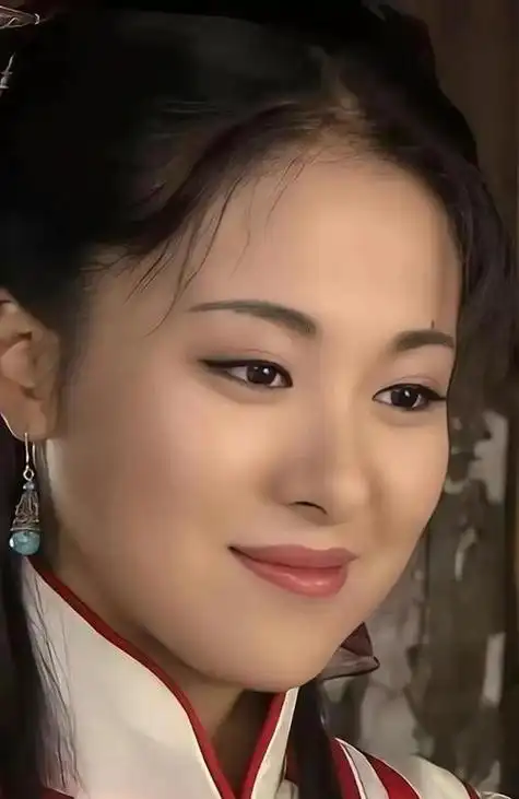 沈傲君是一位知名的演员,曾经和聂远是娱乐圈的金童玉女,两人合作了多