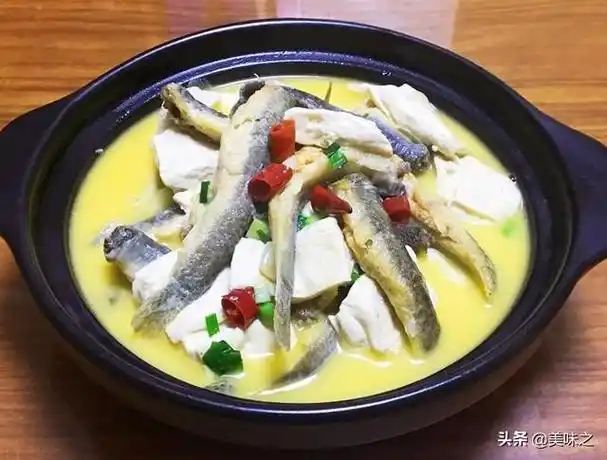 青山学美食3菜1汤泥鳅炖豆腐鸡肉炒豆芽酱香西葫芦猪肝菠菜汤