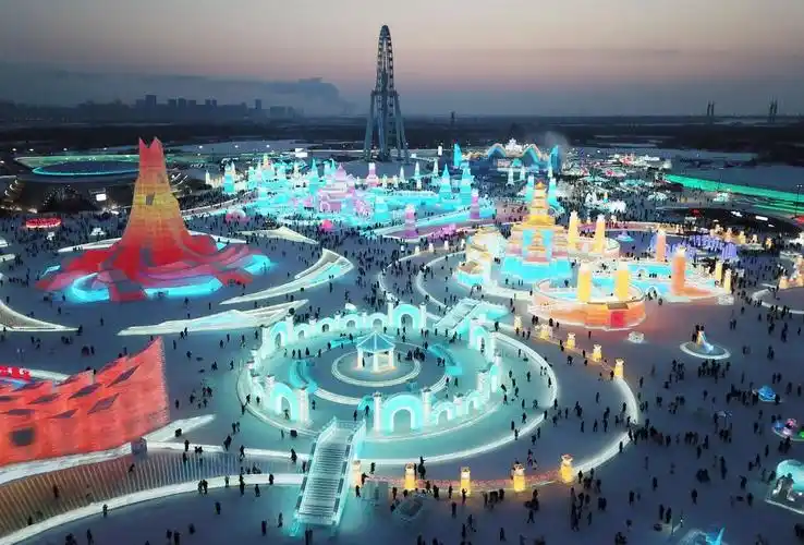 2024年1月5日,游客在哈尔滨冰雪大世界游玩(无人机照片).