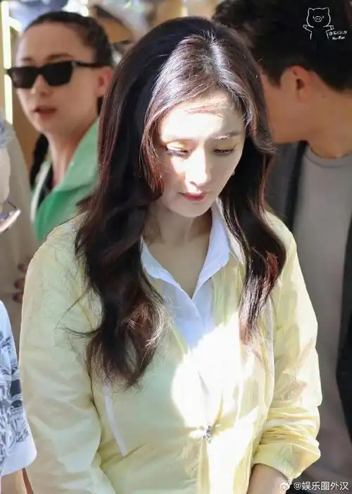 杨幂北京fila线下活动路透 运动风女大  p1的路人好搞笑"真杨幂啊"