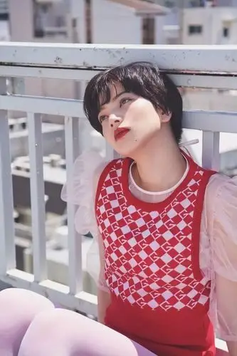 顶着灵气超短发小松菜奈出镜3家日本杂志