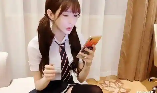 在二台lpl的"男友视角"出镜中,王羽杉又是做东西吃充当美食女仆