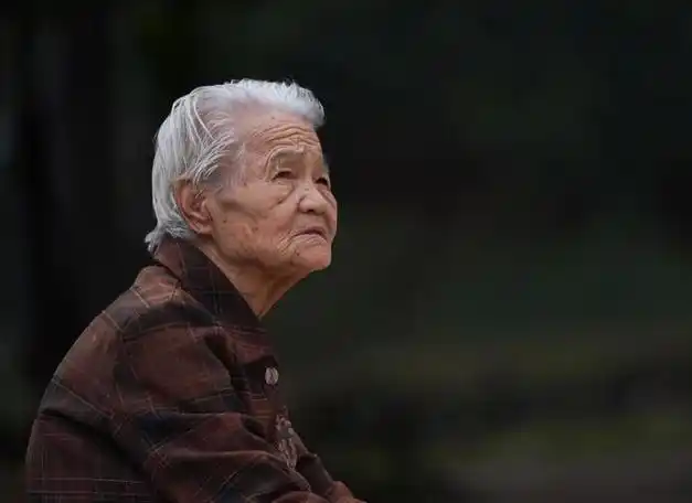 九九重阳节摄影师用镜头记录白发老人,为平凡伟大的父亲母亲献礼