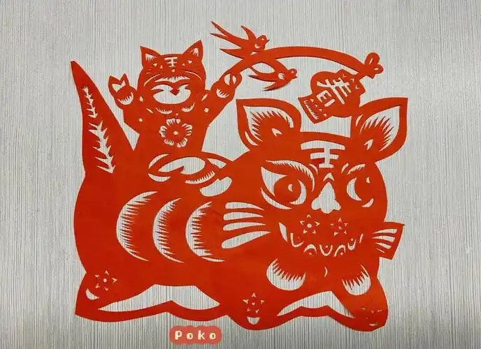 这张剪纸的特点是喜庆和可爱,所以小福娃和老虎的表情要向上,微笑的