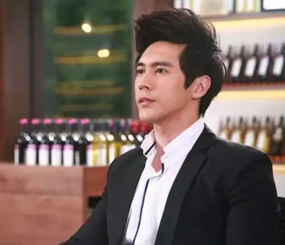 看到张伦硕的健身照后,终明白亚洲性感女神钟丽缇为何会迷上他了