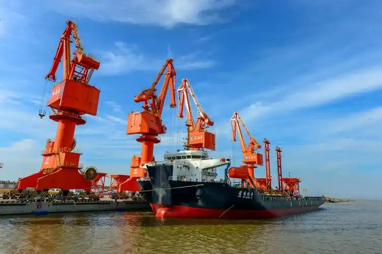 上百架"大风车"在浩瀚海面依次排开,江苏滨海港将建成亚洲最大海上风