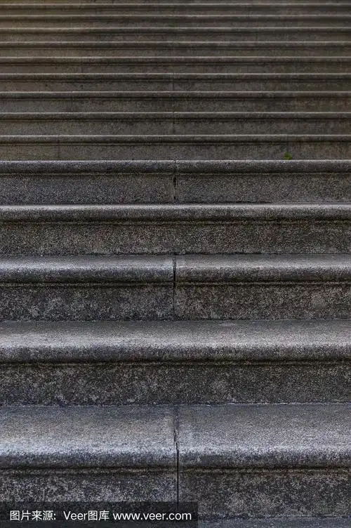 花岗岩楼梯的一部分,有许多台阶作为背景