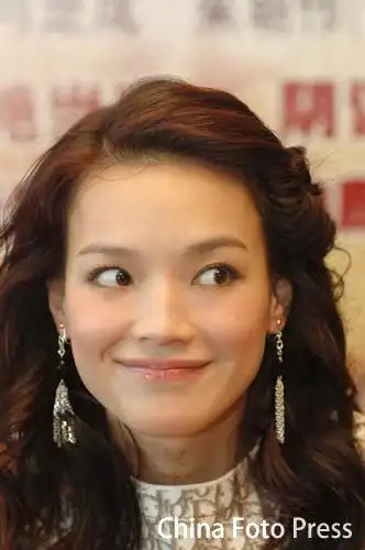 舒淇出席活动 颈上惊现人民币符号印记(组图)