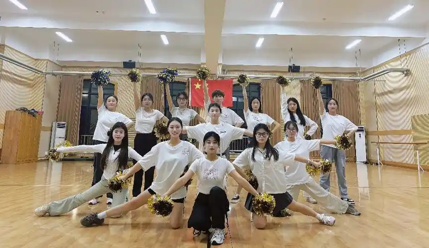 "舞动青春,研途闪亮" ---我院荣获校园啦啦操比赛一等奖