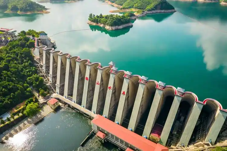 安徽六安梅山水库,这里的人工湖风光秀美,俯览如同江南风情画_湖水