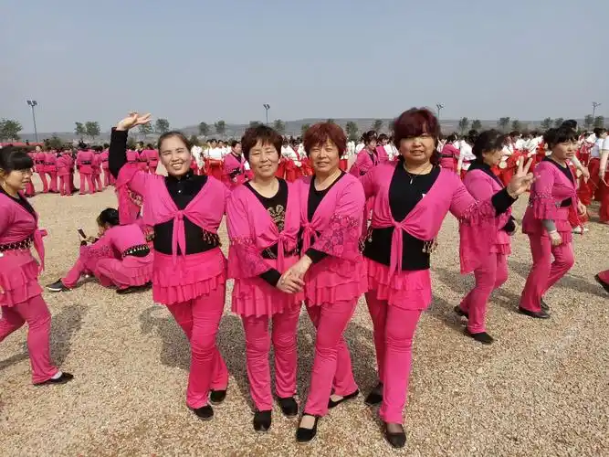 大西安农民节广场舞,腰鼓,太极,百人舞在中国唐村,表演彩排