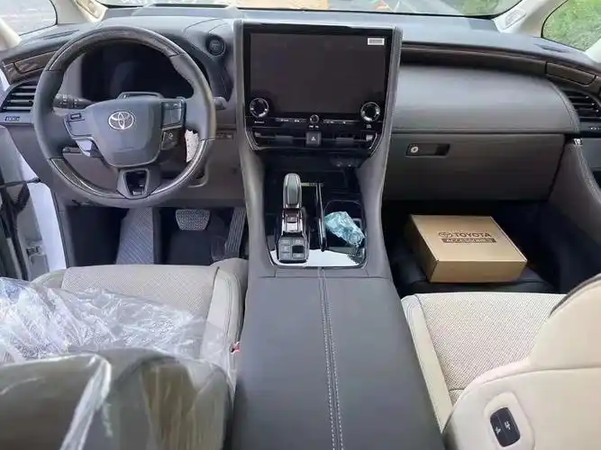 全新丰田埃尔法实车亮相