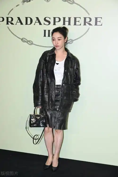 白百何黑色皮夹克 半身裙 高跟鞋 手提包利落时髦_展览_活动_上海