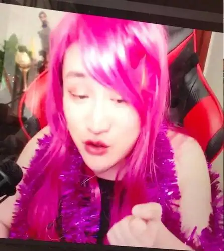 虎牙炸姐人设崩塌?直播间弹幕爆炸,网友:你赔我眼睛!