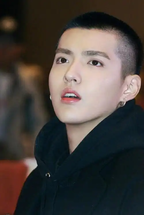 男星寸头造型合集,千玺王源吴磊少年感,杨洋陈伟霆吴亦凡霸气