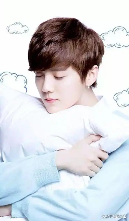 在演艺界,还真没有见过比鹿晗脸部皮肤更白的男人了.