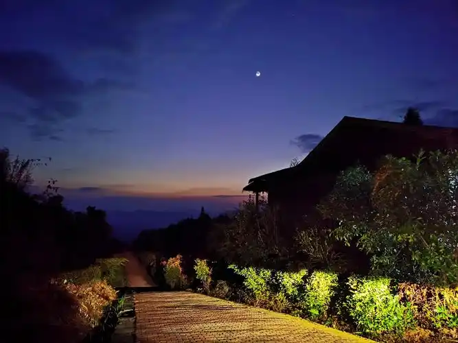 晚秋冷夜,愿你身边有一个温暖的拥抱