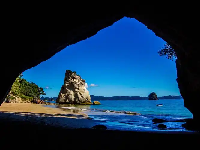 前往新西兰,从大教堂洞穴看海 壁纸 - 1600x1200