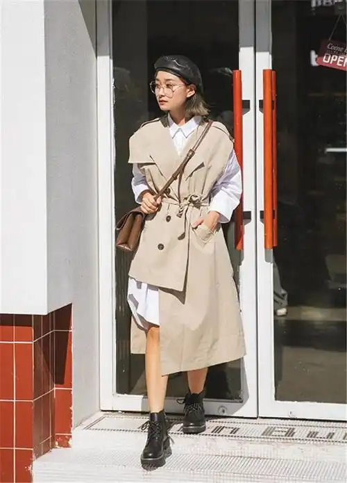 女生不管高矮,秋天穿长款风衣时,搭配这3种鞋子,显高又很时髦