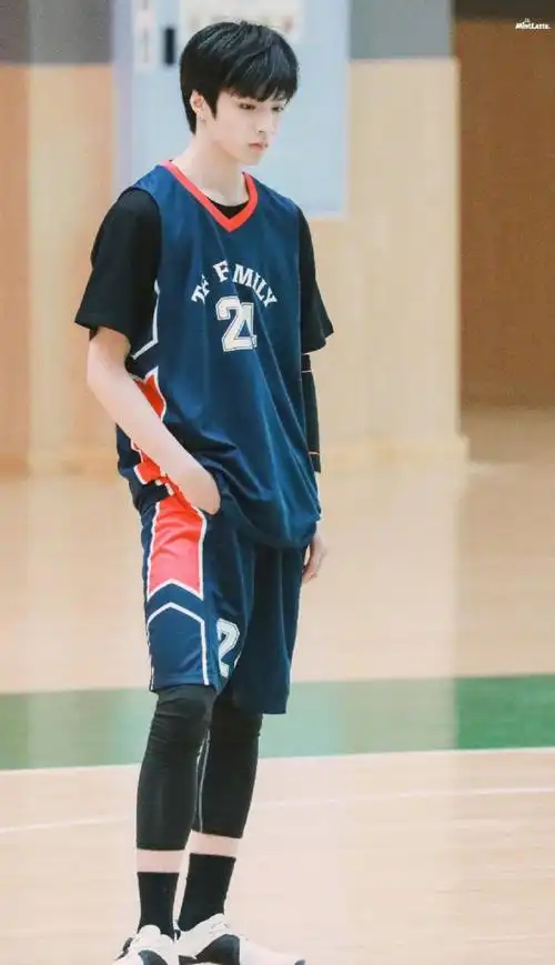 刘耀文萌探2篮球服造型路透##萌探探探案