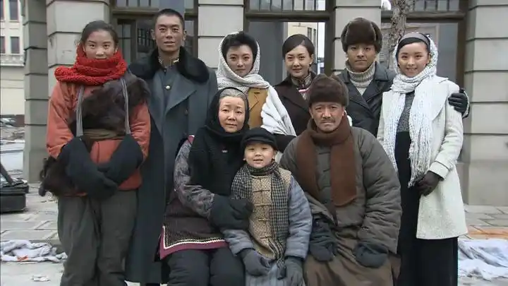 闯关东52:朱家人带饭菜犒劳前线将士,战地记者为朱家人照全家福