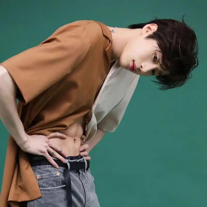 韩国男团victon成员韩胜宇,拍杂志半露腹肌,满屏洋溢着青春的气息.