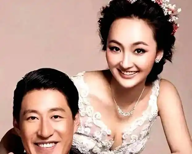 于震带着二婚妻子回家乡,精力旺盛的他在屋顶上跳舞,不停扭动_罗世斌