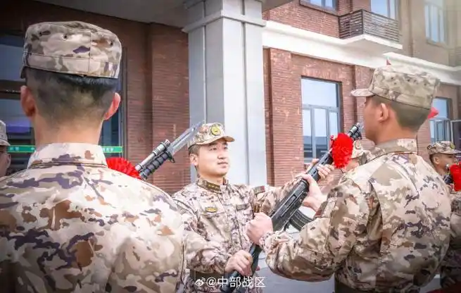 请接枪!武警官兵授枪仪式写满忠诚热血 - 大陆军事 -