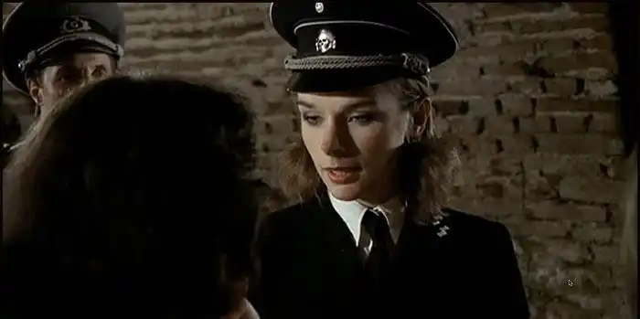 她貌美如花, 是纳粹集中营的女魔头, 有个特别嗜好令人害怕