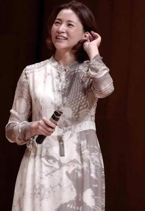 董卿素颜认不出,穿灰色印花连衣裙配波波头好减龄,哪像46岁_感觉_的