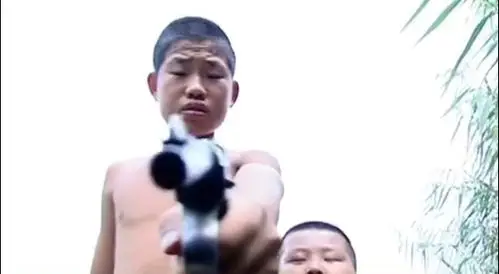 0背景视频,嘎子拿枪指人,大家拿去!_微信状态这么玩_素材