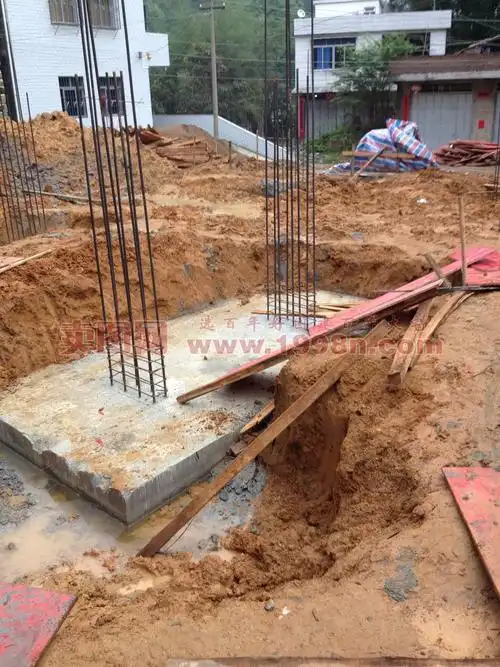 按上部结构分为墙下条形基础和柱下条形基础.