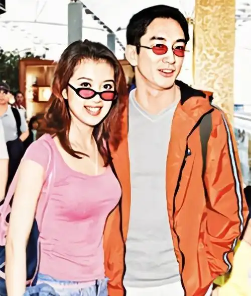 原创吴启华43岁娶22岁娇妻7年败光5亿家产