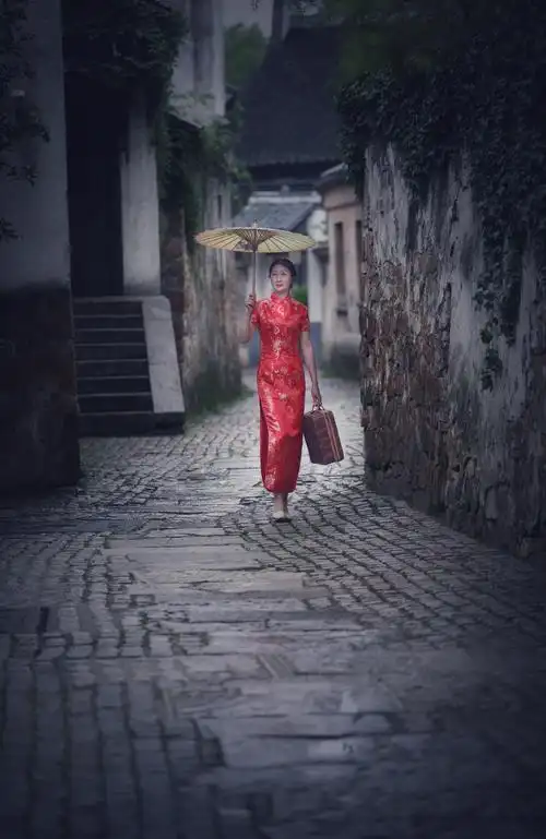 古镇小巷的旗袍女子