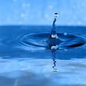 水滴落在水面上,产生波纹,水滴悬空着水泡水珠