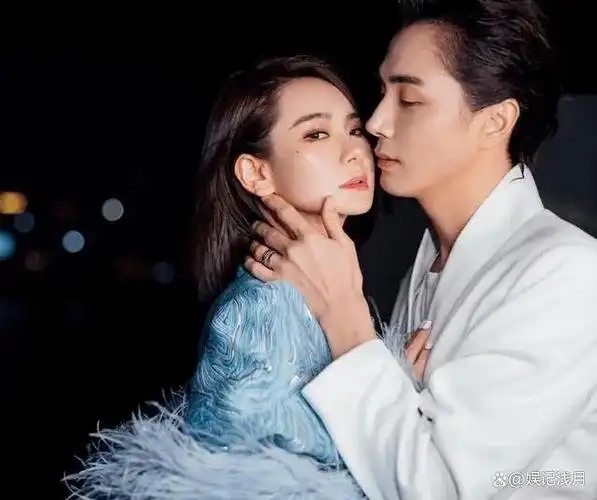 戚薇一家游玩人群中李承铉护着女儿不忘牵老婆手结婚9年好甜