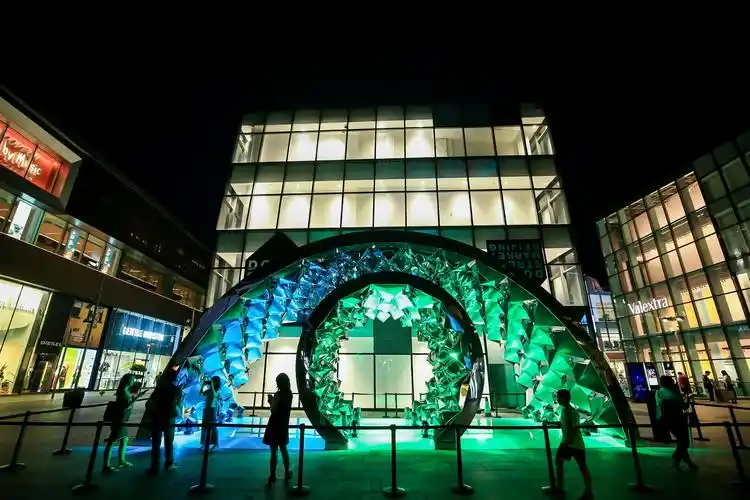 商业街区变身露天美术馆潮玩艺术季点亮三里屯太古里夜生活