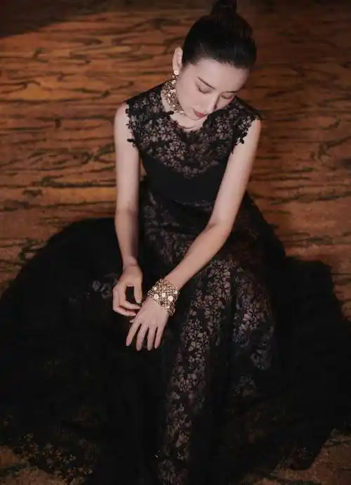 原创董洁也难逃中年发福穿镂空裙走红毯虽优雅却藏不住中年气息