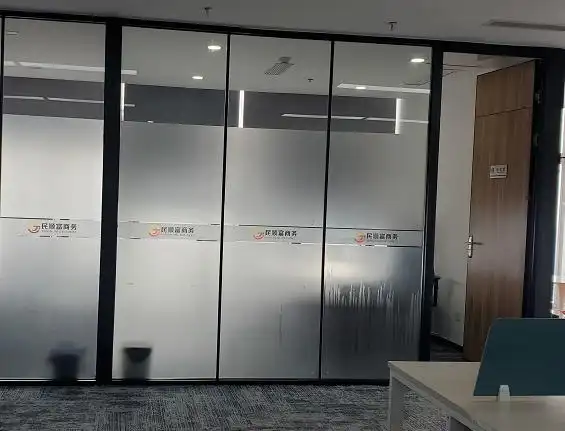 民顺富商务玻璃贴 磨砂logo定制腰条 - 成都奥里斯广告有限公司