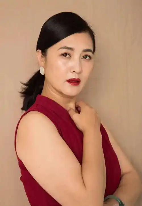 王菁华无视美颜的存在?脸上斑点清晰可见手臂还粗厚,中年气息很足_王