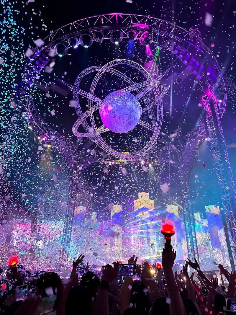 华晨宇2023火星演唱会武汉站现场实拍.#华晨宇火星演唱会  - 抖音