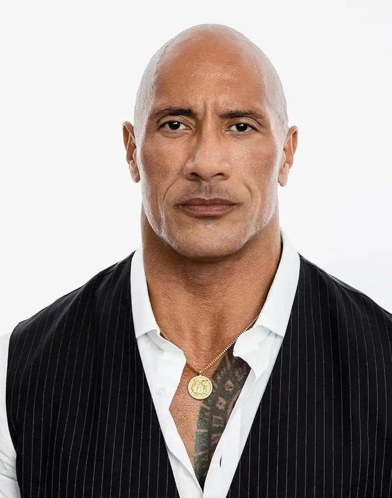 美国演员,前wwe摔角选手「巨石强森」一直以光头,壮硕,古铜色的肌肤为