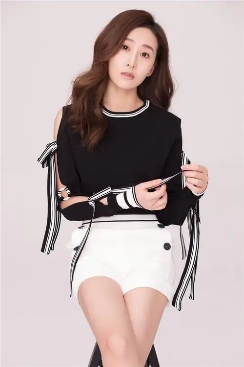 钱璇曝简约随性写真 明媚笑容暖化人心_凤凰网娱乐_凤凰网