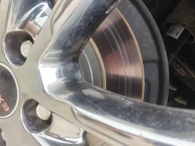 各位车友,像图一这样汽车刹车盘磨损是属于正常吗,靠近看有一条条细