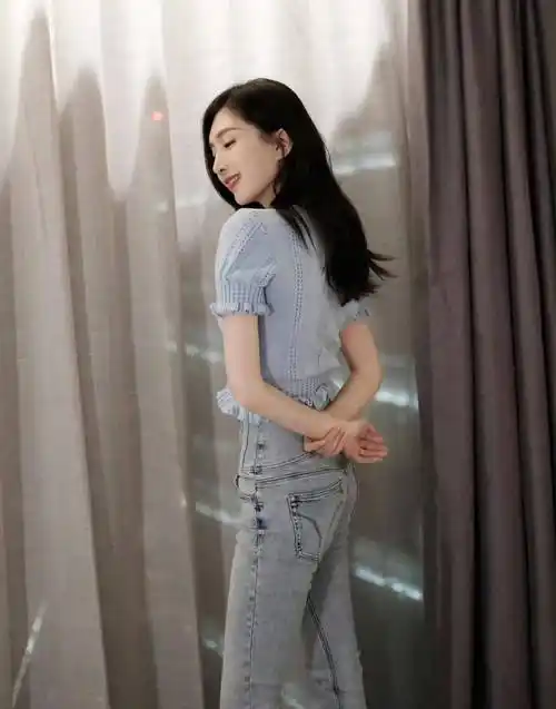 江疏影的牛仔裤展现了他独特的时尚感!_的设计_鞋子_整体