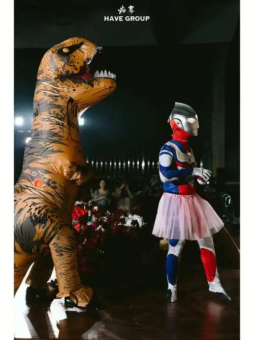 在婚礼上竟然有奥特曼送戒指