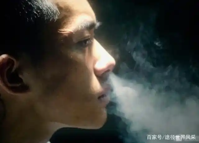 易烊千玺本来不会抽烟,学习抽烟时呛到流泪,最终成果却帅炸裂!